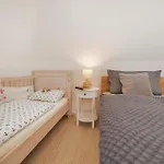 Casa de Férias Haus Mit 110qm Und Garten 150m Zum Wasser Stralsund
