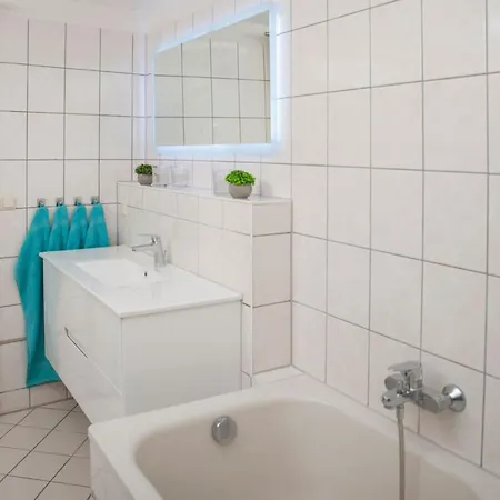 度假居 Haus Mit 110qm Und Garten 150m Zum Wasser 施特拉尔松德