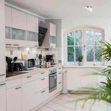 Haus Mit 110qm Und Garten 150m Zum Wasser 施特拉尔松德