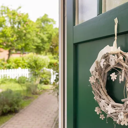 度假居 Haus Mit 110qm Und Garten 150m Zum Wasser 施特拉尔松德